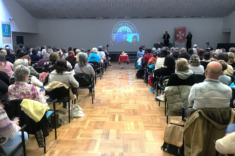 Előadás a konferencián, Töltsd velünk podcast kivetítve