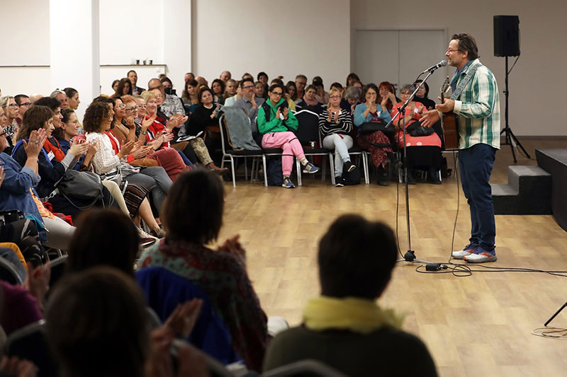 Lovasi András gitározik a konferencián