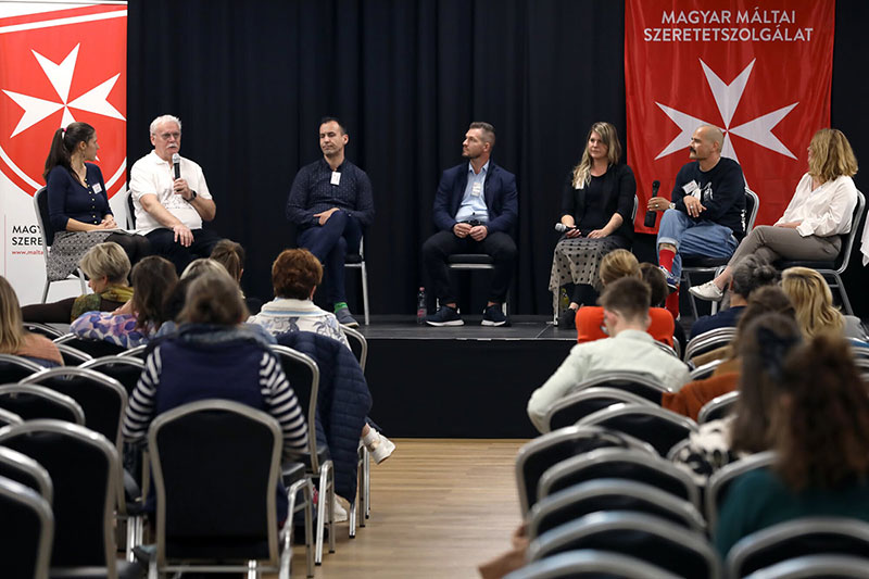 színpadon kerekasztal beszélgetés, Frankó András beszél